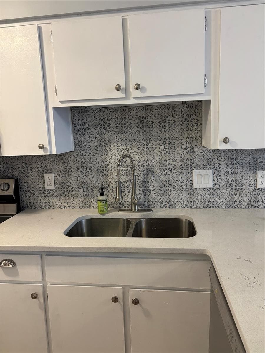 7733 COUNTRY PLACE — photo 11 of 21