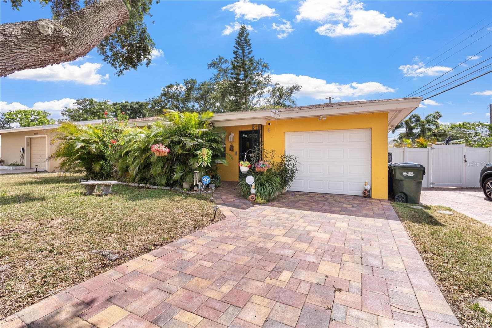 2042 ISABELLE STREET — photo 1 of 26