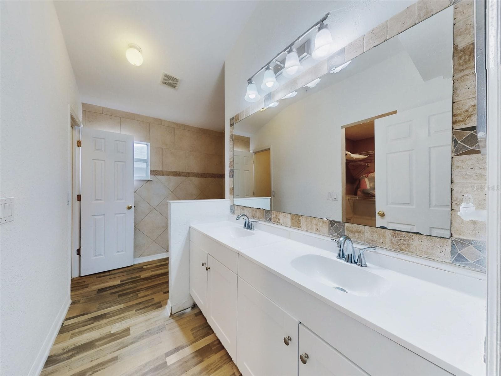 185 WINDING COVE AVENUE — photo 17 of 26