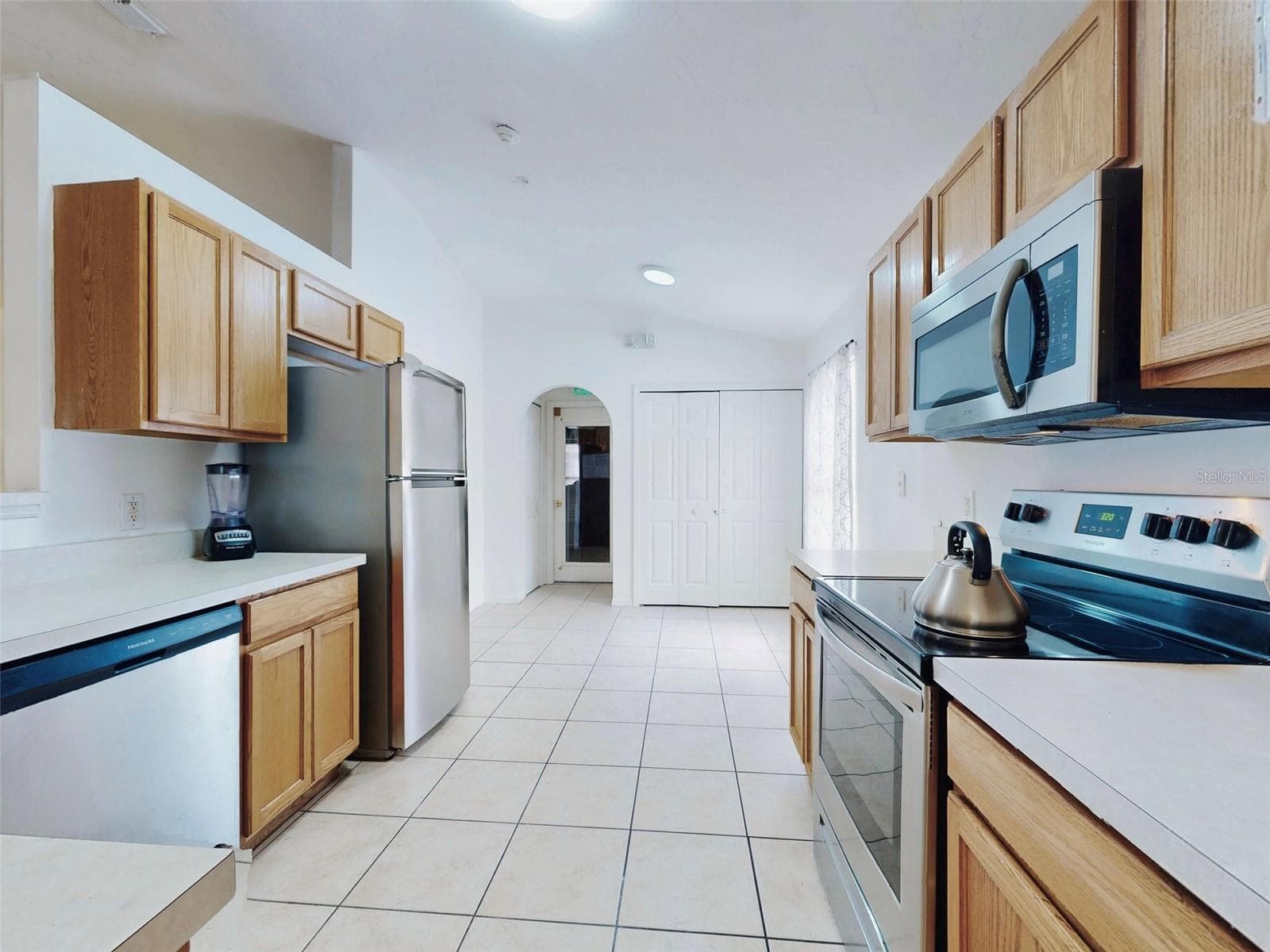 185 WINDING COVE AVENUE — photo 8 of 26