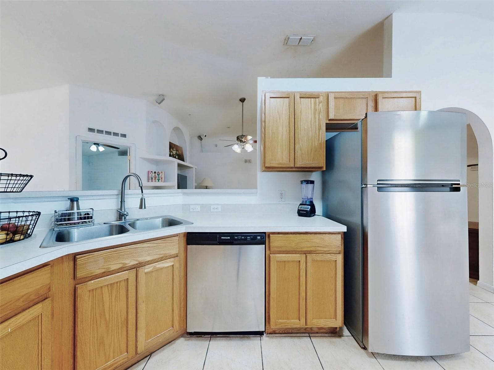 185 WINDING COVE AVENUE — photo 9 of 26