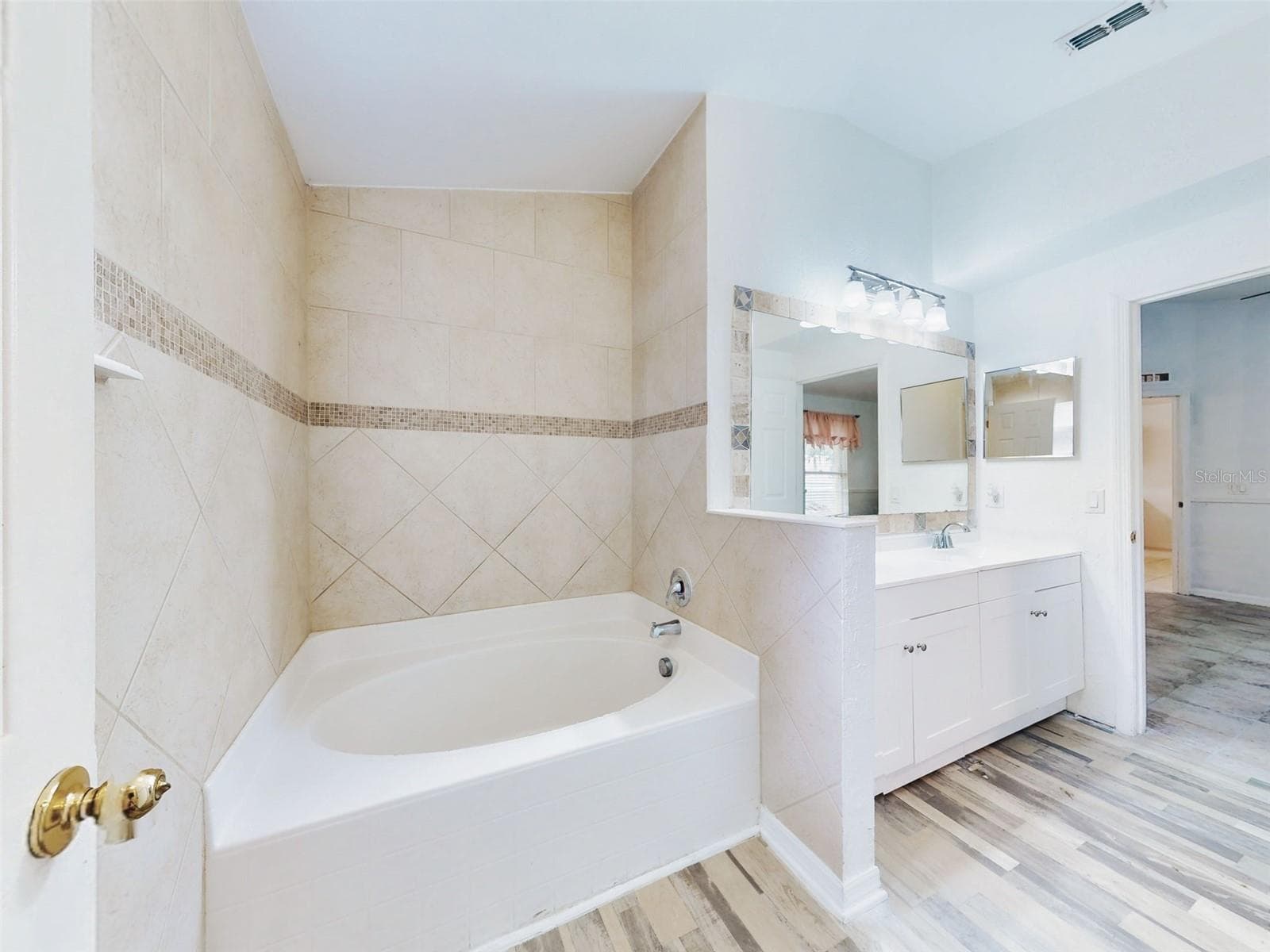 185 WINDING COVE AVENUE — photo 18 of 26