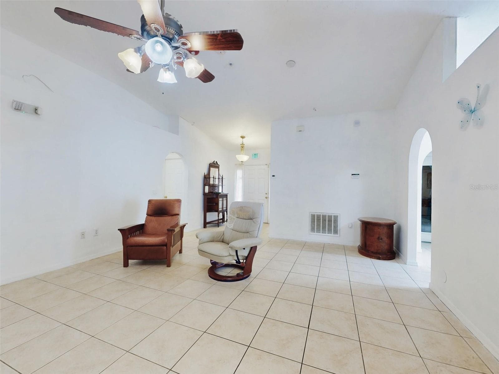 185 WINDING COVE AVENUE — photo 4 of 26