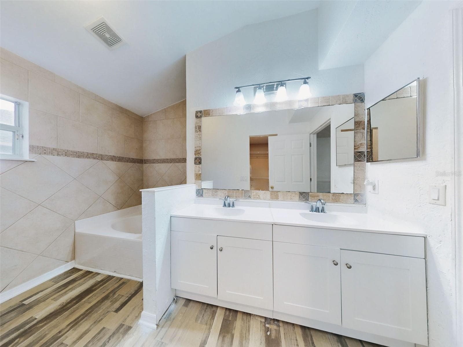 185 WINDING COVE AVENUE — photo 21 of 26