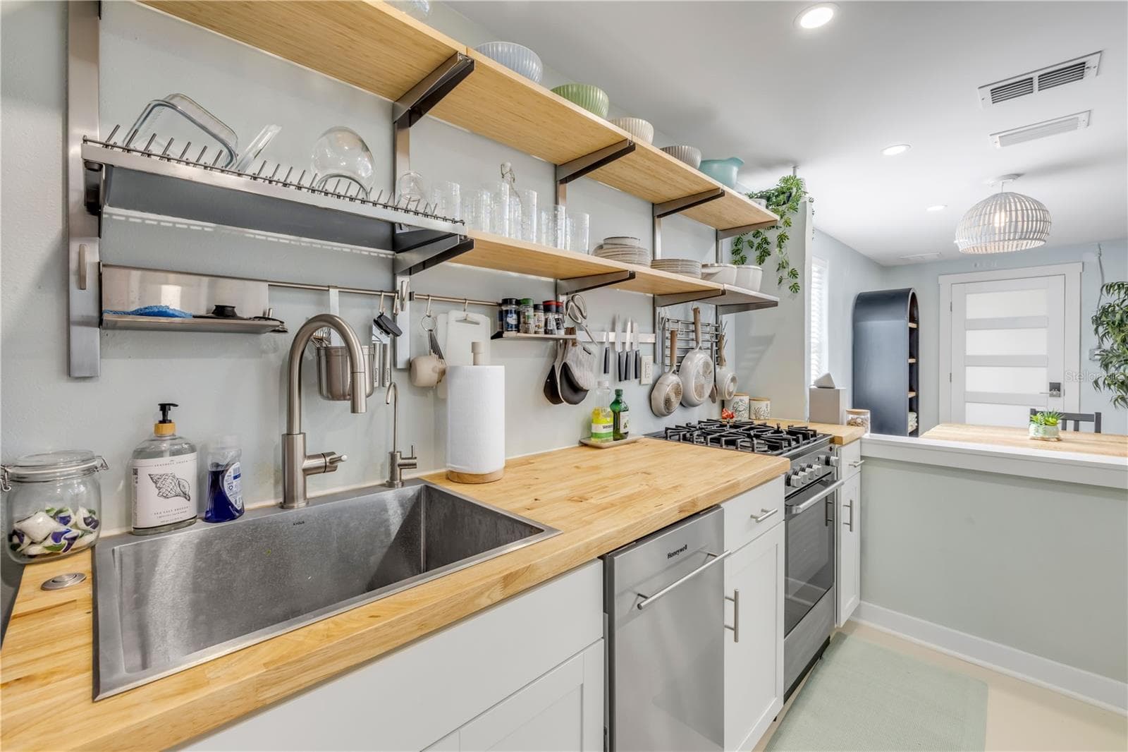 308 DUE EAST STREET — photo 19 of 90