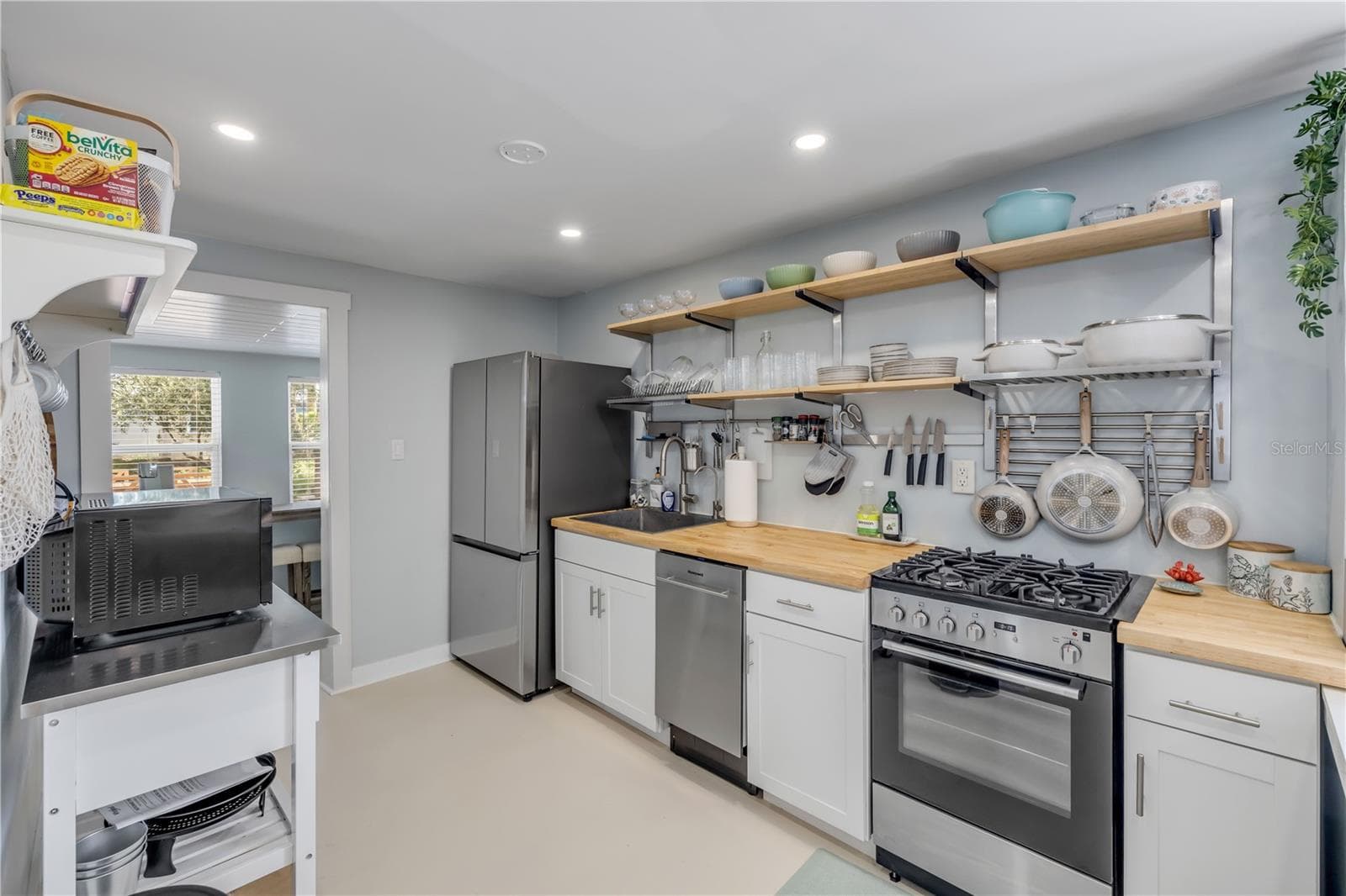 308 DUE EAST STREET — photo 17 of 90