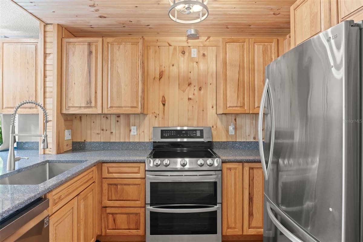 367 MADEIRA CIRCLE — photo 10 of 55