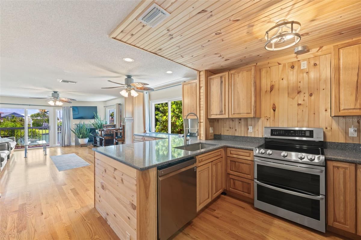 367 MADEIRA CIRCLE — photo 11 of 55