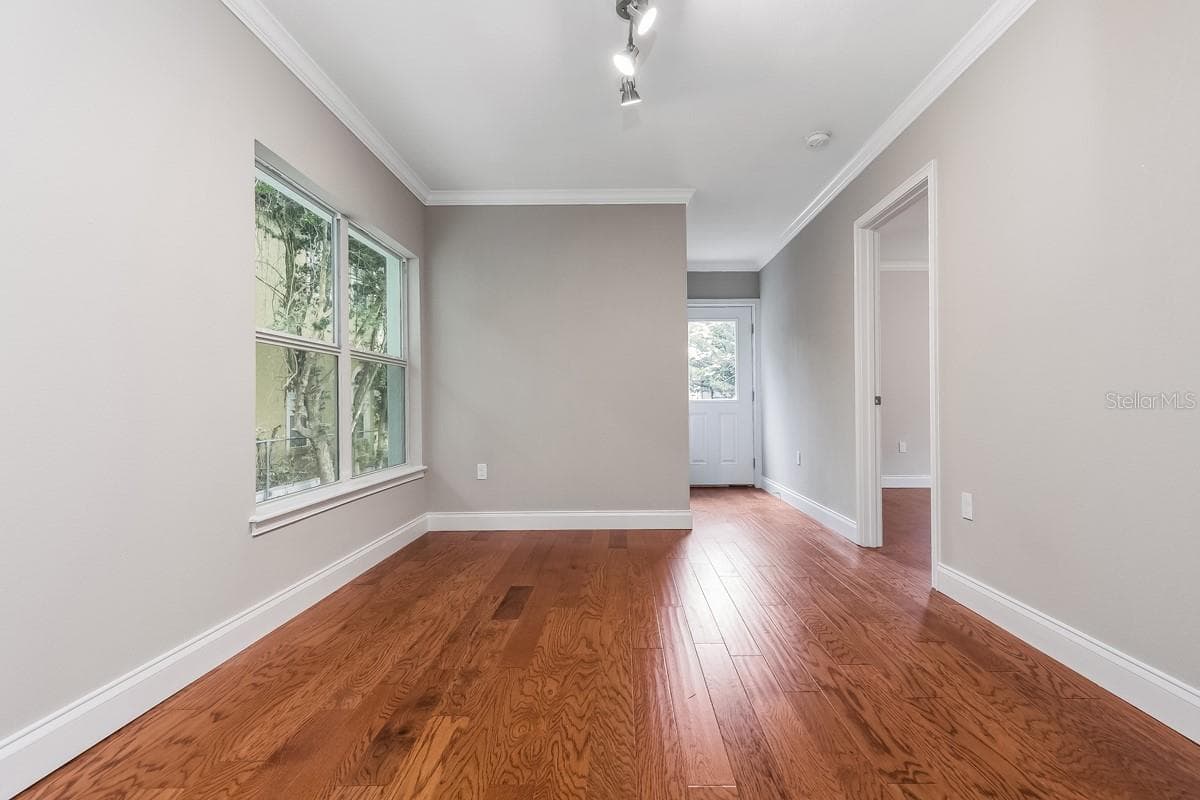 1505 CATHERINE STREET — photo 12 of 54