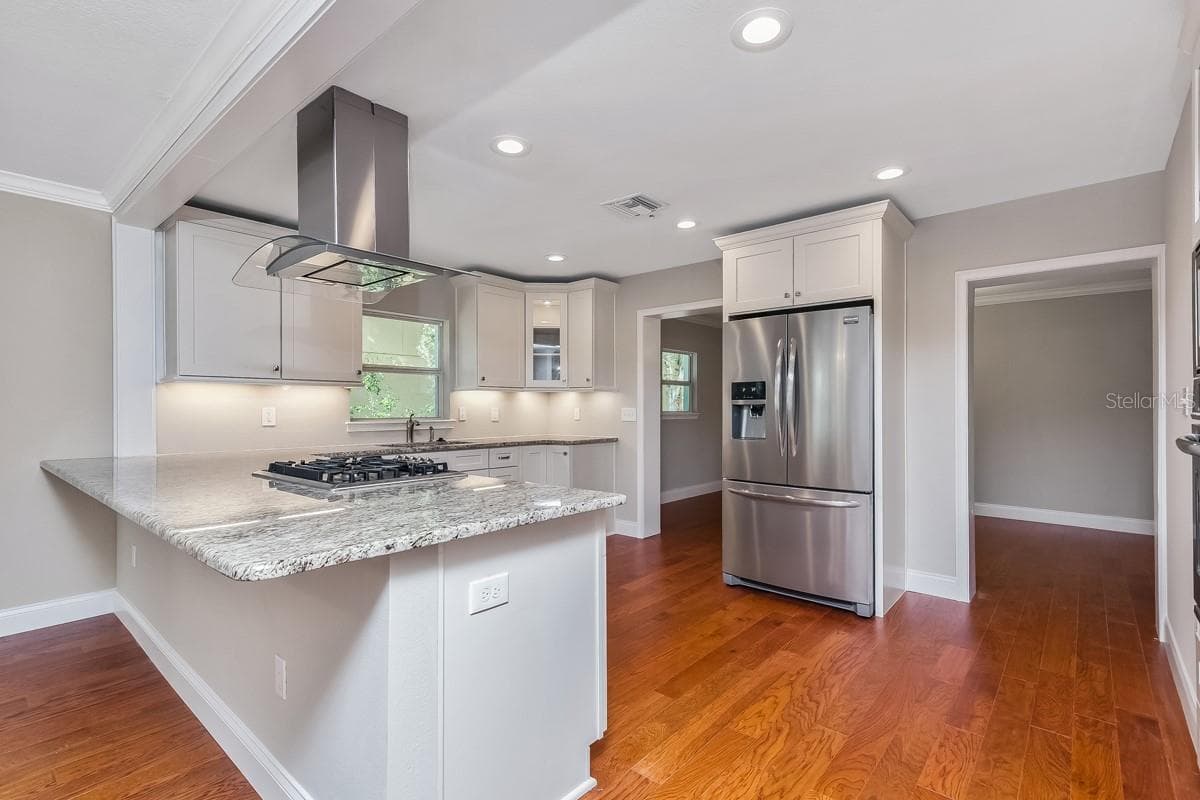 1505 CATHERINE STREET — photo 6 of 54