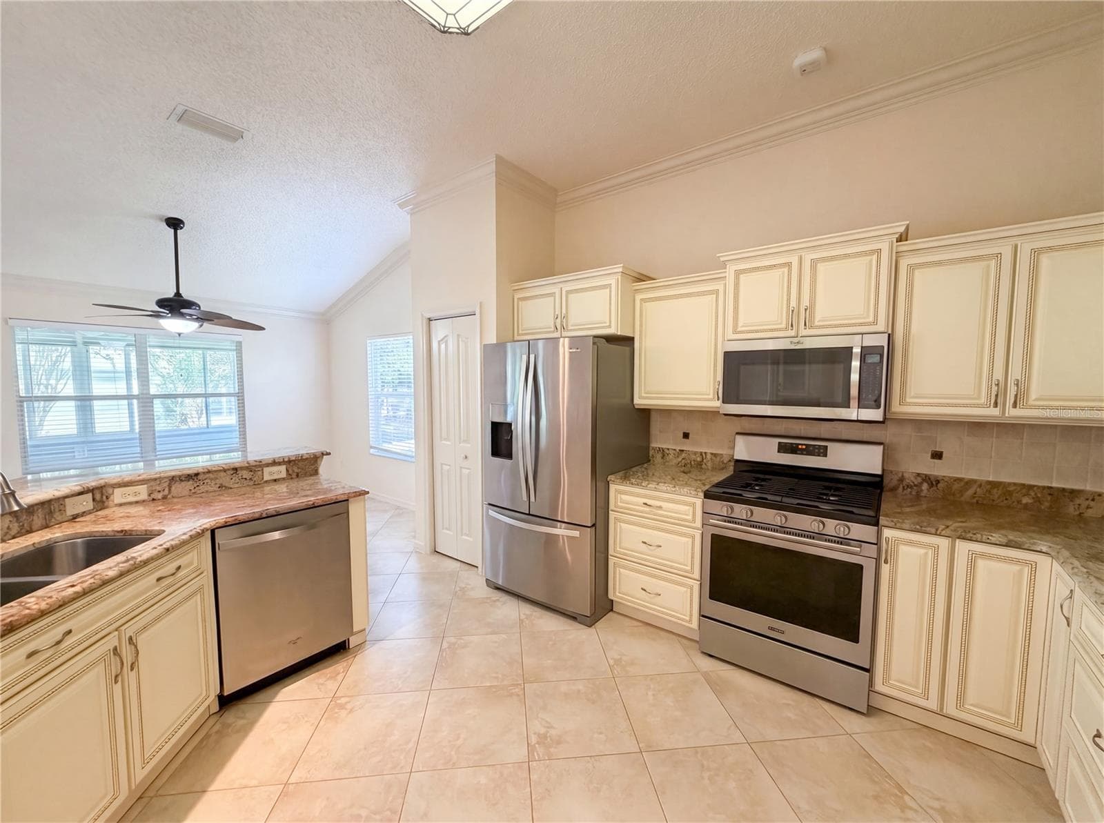 1422 SEGOVIA PLACE — photo 5 of 26