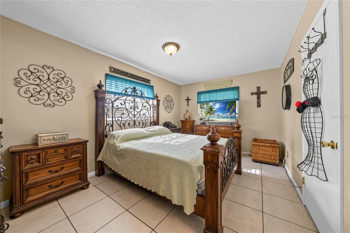 2208 GARDENIA WAY — photo 5 of 28