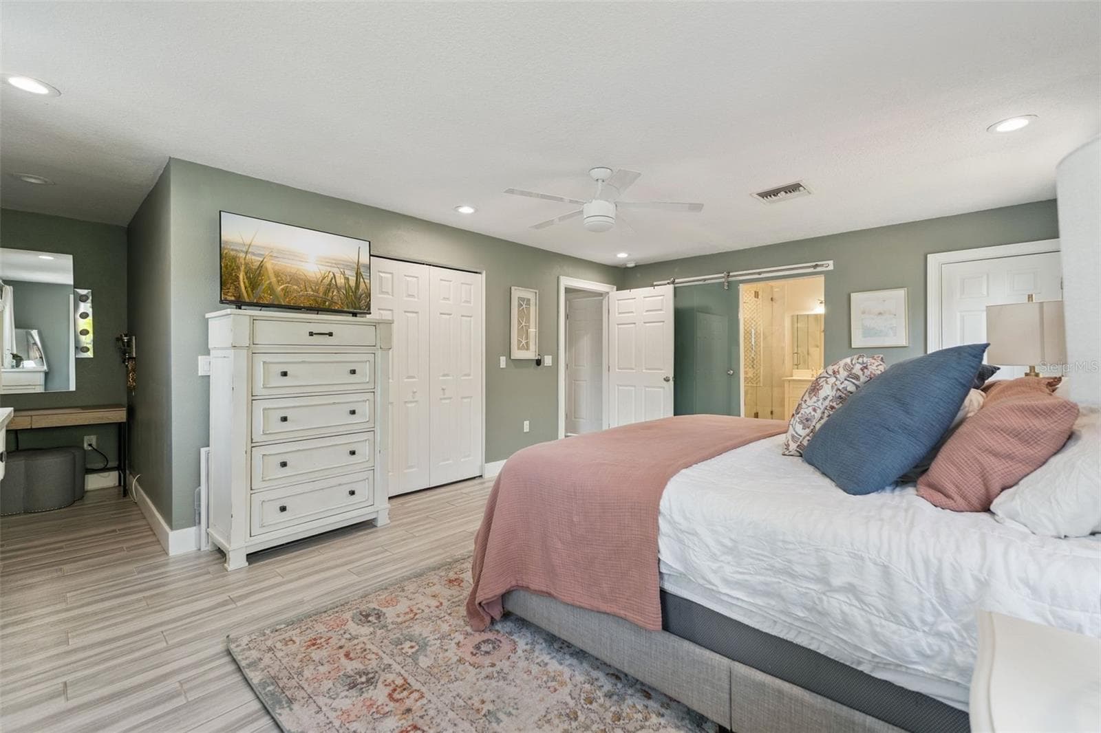 302 COMANCHE AVENUE — photo 11 of 33