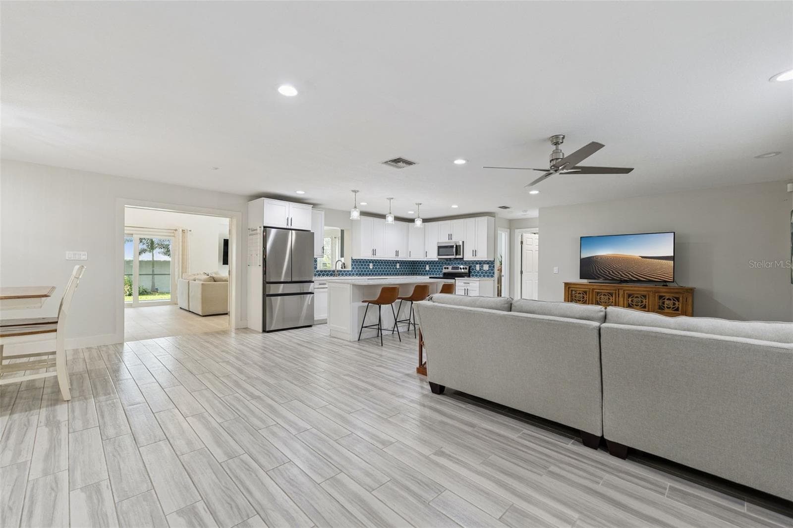 302 COMANCHE AVENUE — photo 3 of 33