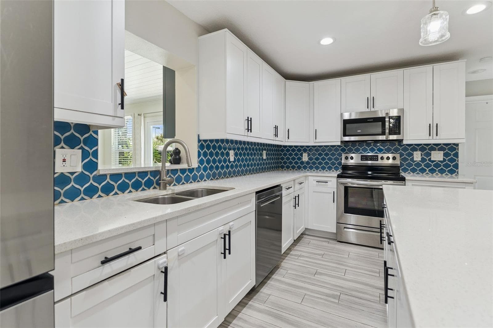 302 COMANCHE AVENUE — photo 7 of 33