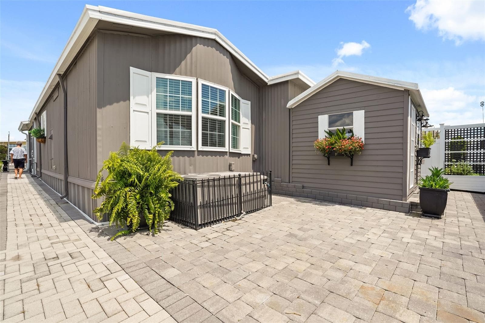 131 CENTER CREST BOULEVARD — photo 4 of 32