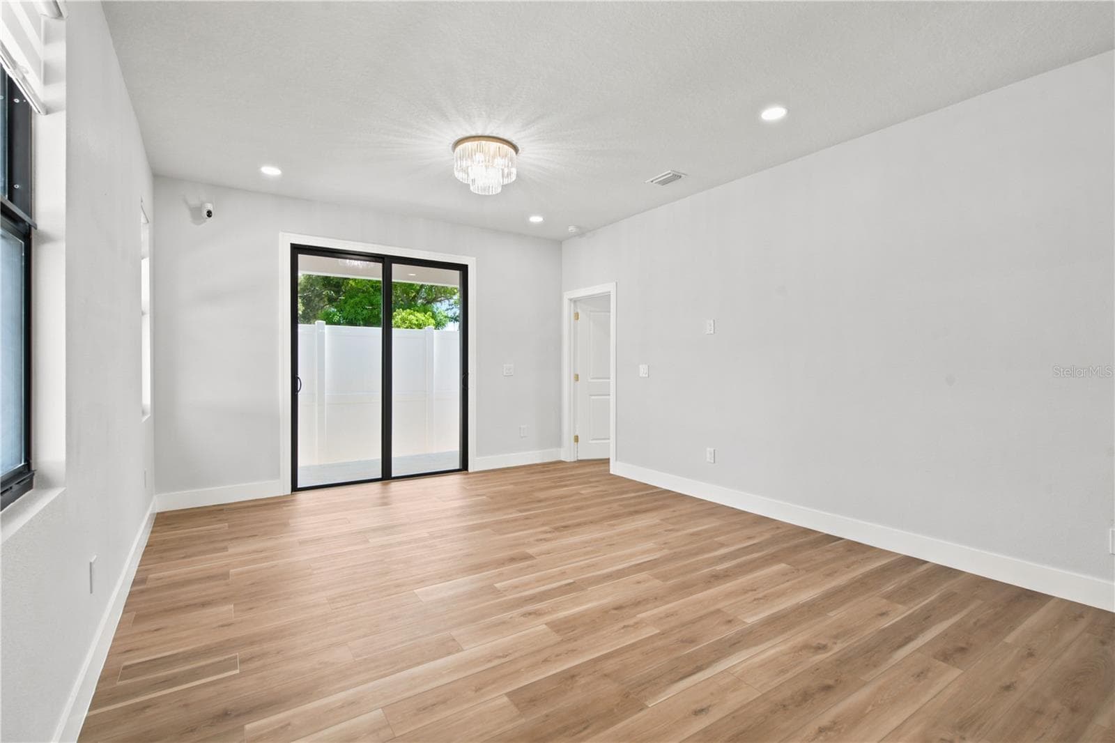 1121 ENGMAN STREET — photo 15 of 44