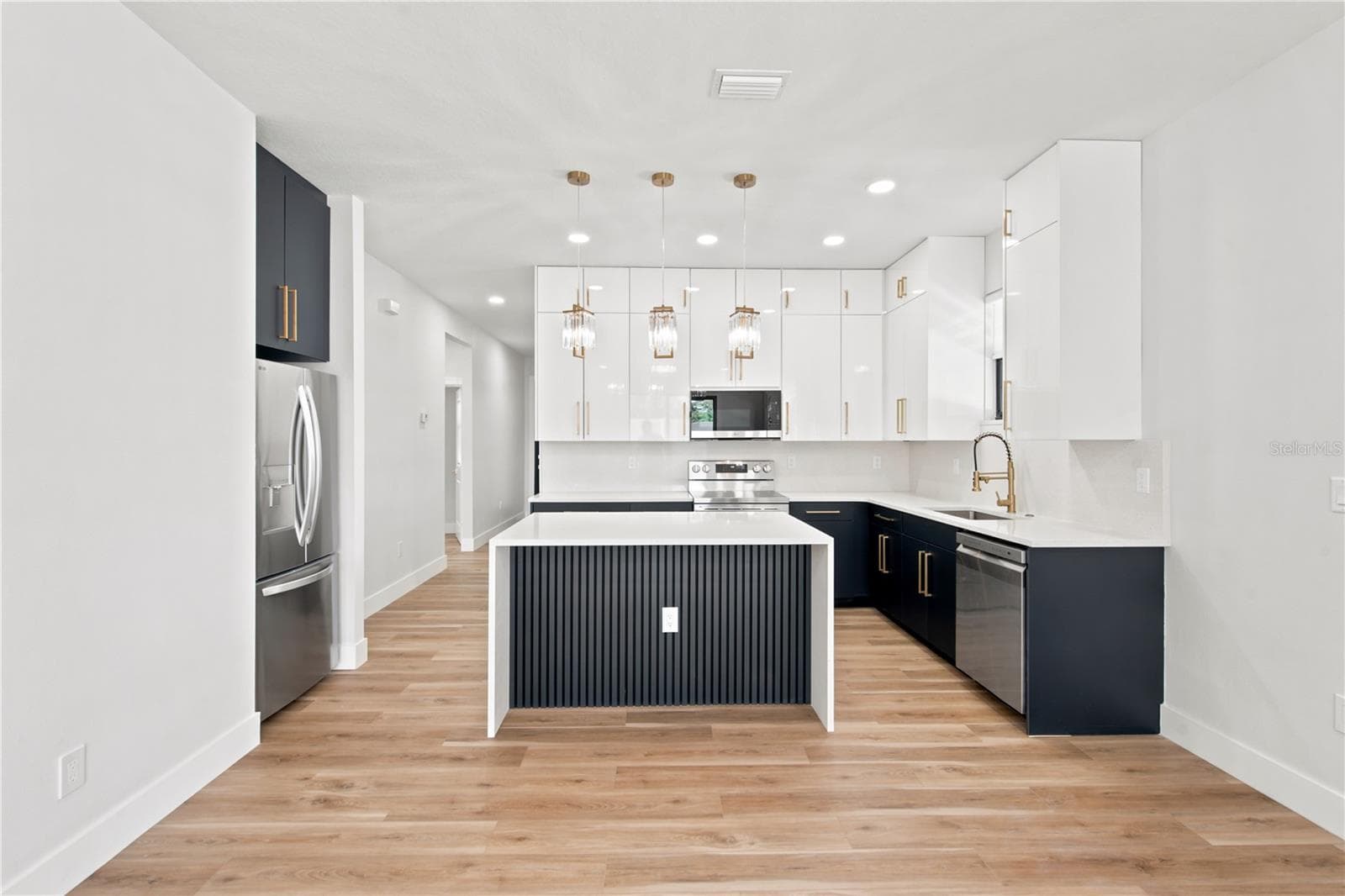 1121 ENGMAN STREET — photo 7 of 44