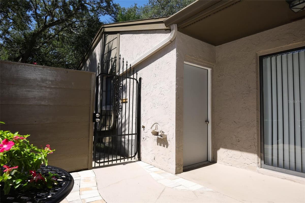 455 MEADOWOOD BOULEVARD — photo 3 of 26