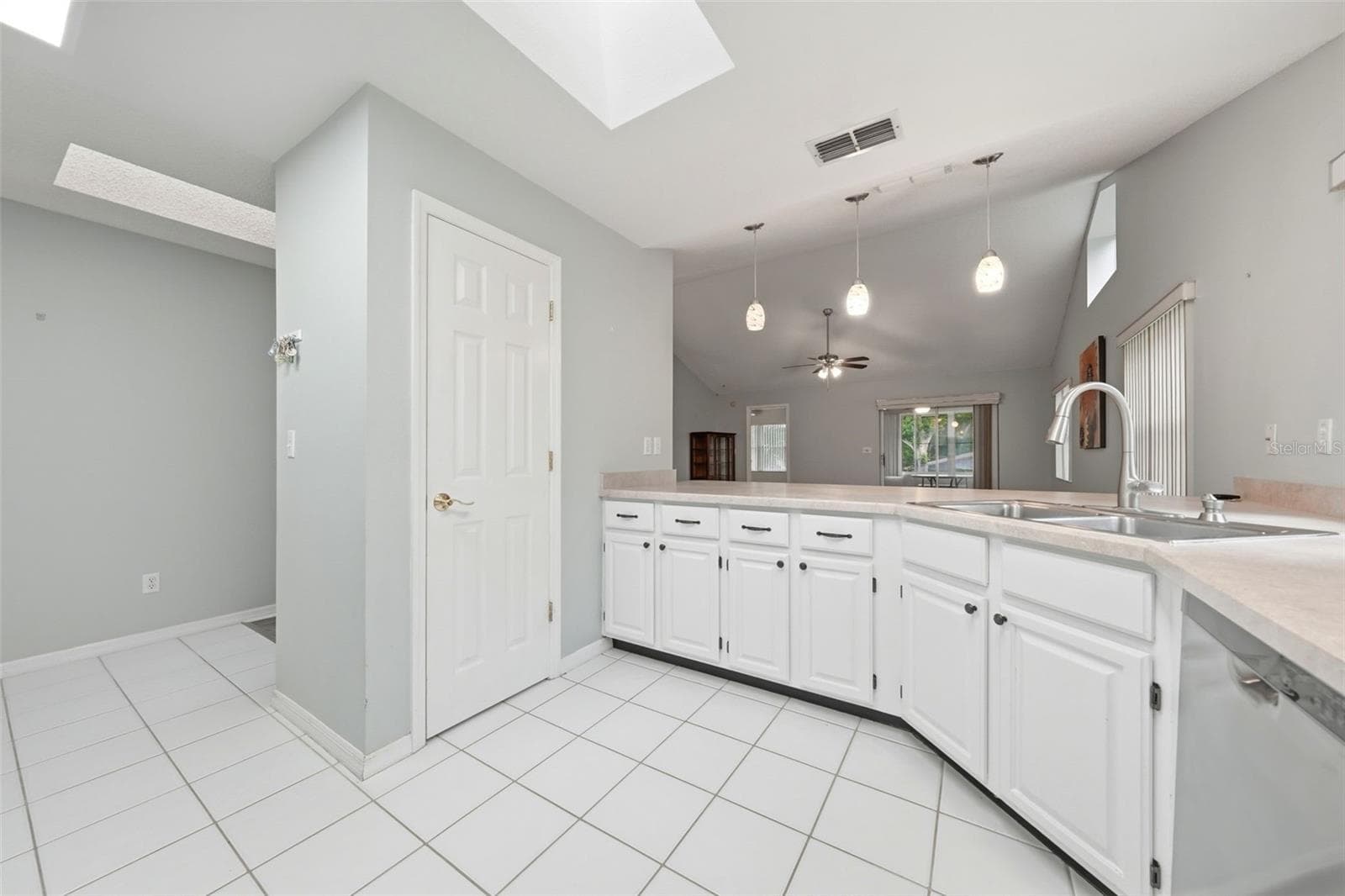 8928 VILLAGE GREEN BOULEVARD — photo 10 of 31