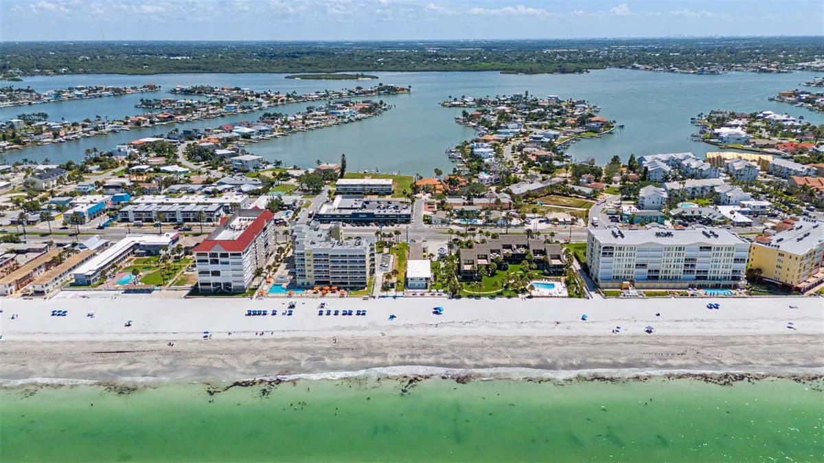 16850 GULF BOULEVARD — photo 25 of 29