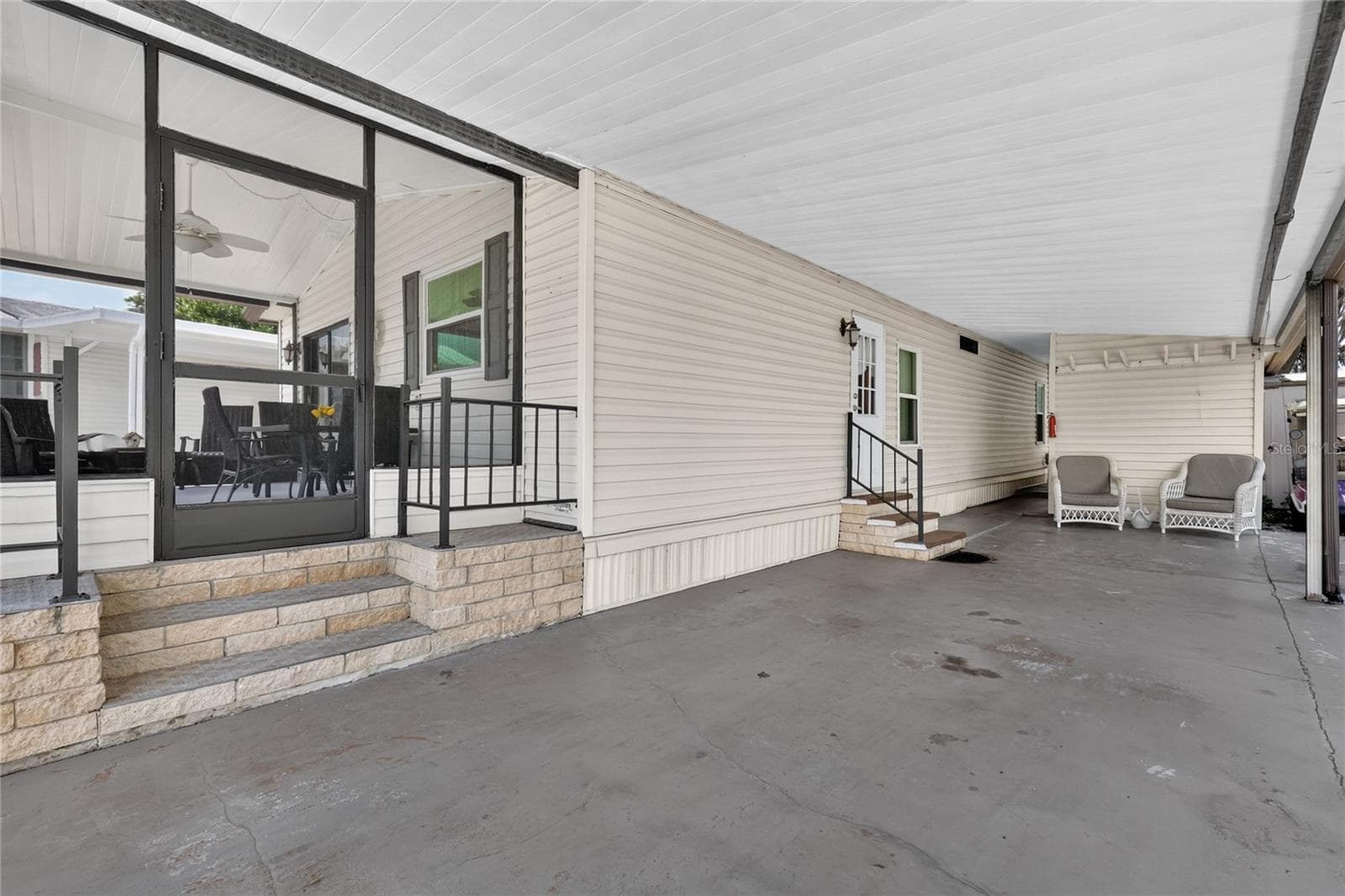 572 TAMMI DRIVE — photo 3 of 36