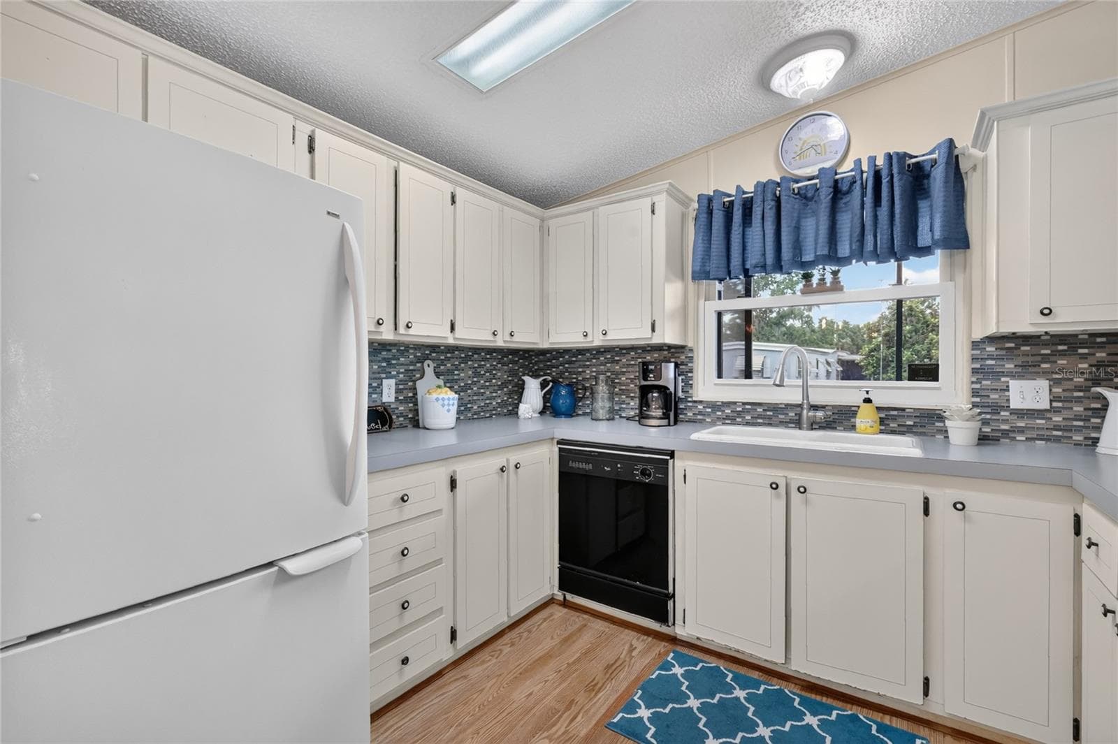 572 TAMMI DRIVE — photo 11 of 36