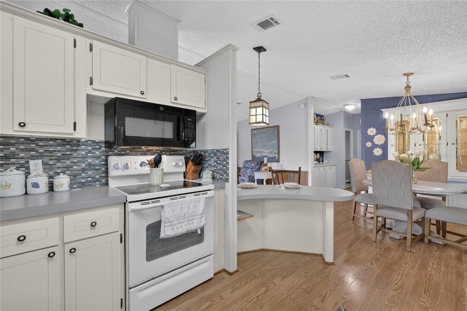 572 TAMMI DRIVE — photo 12 of 36