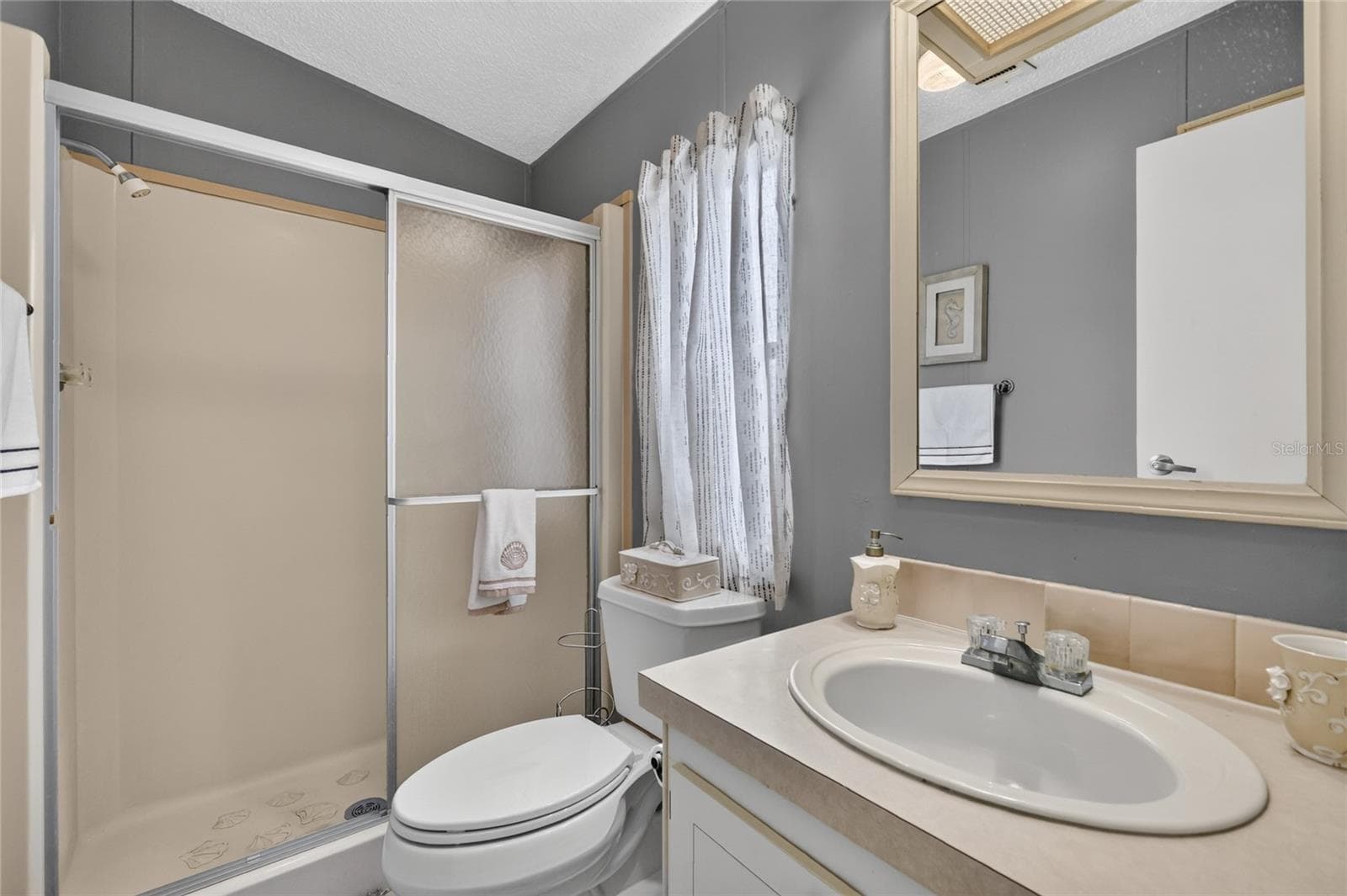 572 TAMMI DRIVE — photo 18 of 36