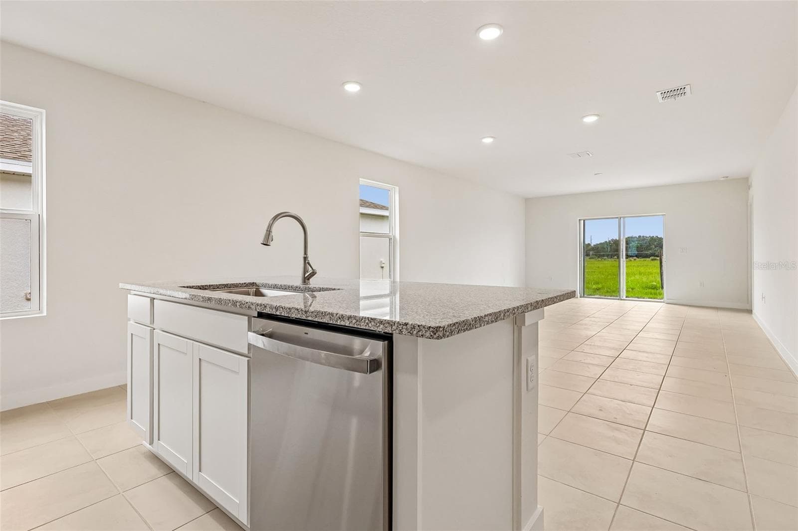 231 HUGO DRIVE — photo 10 of 28