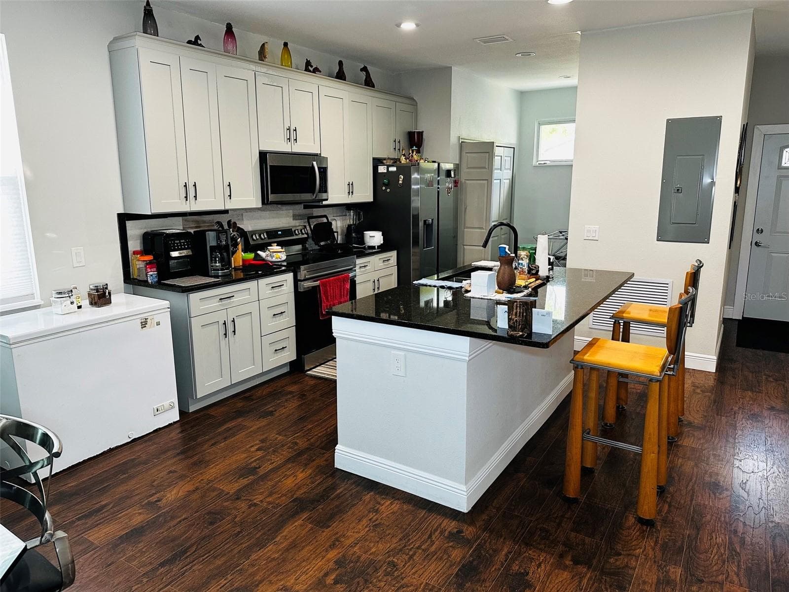 606 VOORHIS AVENUE — photo 3 of 22