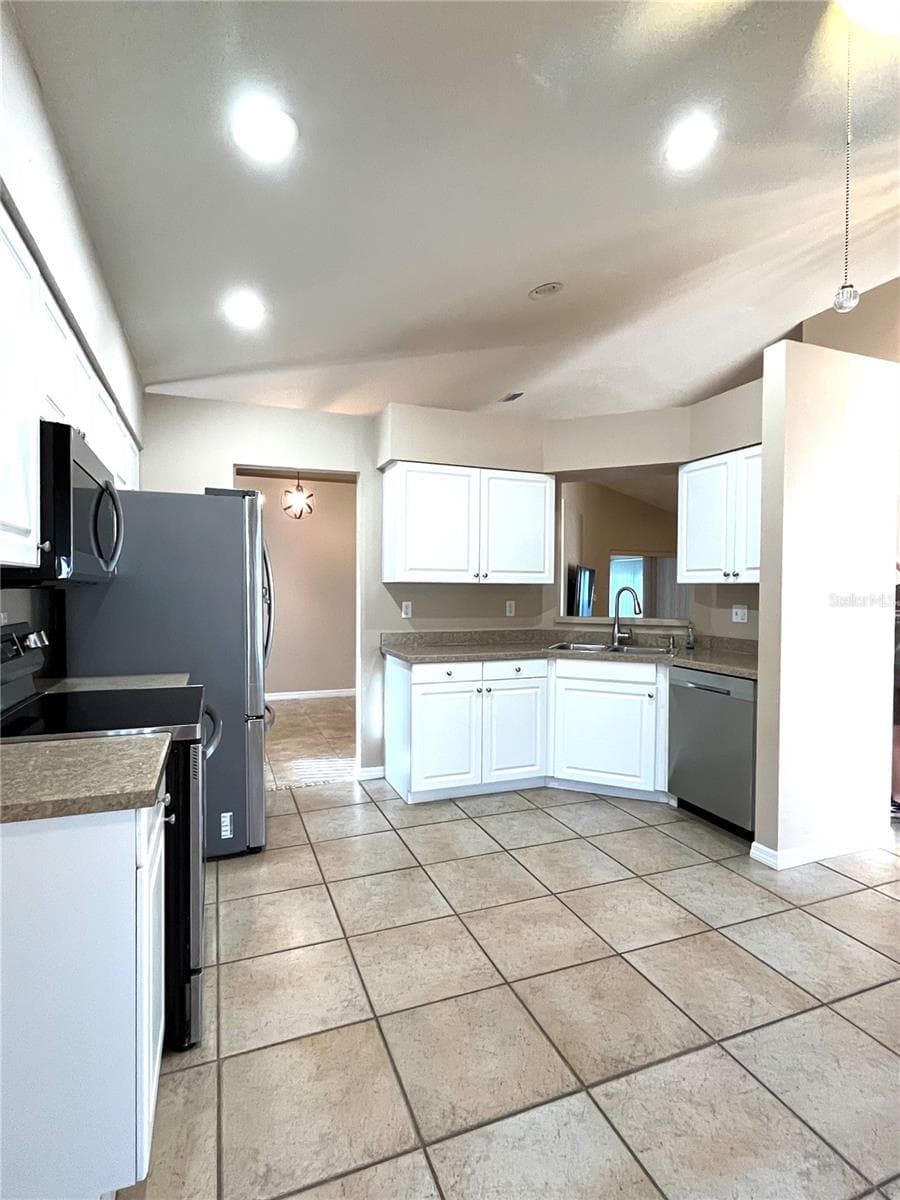 2160 SUNSTONE DRIVE — photo 9 of 56