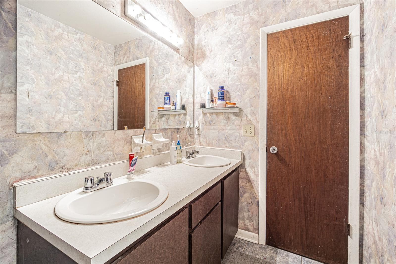 18425 SWAN LAKE DRIVE — photo 45 of 55