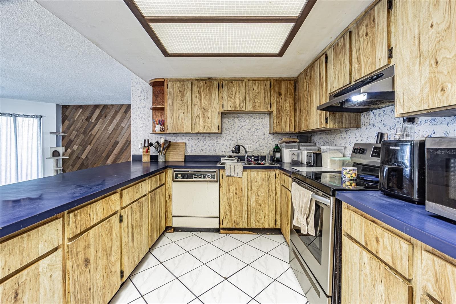18425 SWAN LAKE DRIVE — photo 20 of 55