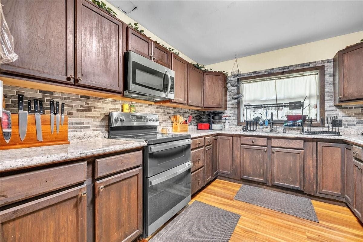 1655 DANIELS DRIVE — photo 11 of 53