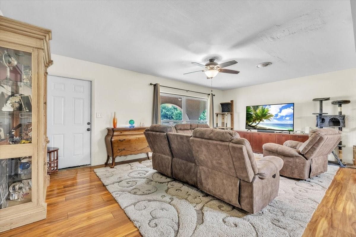 1655 DANIELS DRIVE — photo 16 of 53