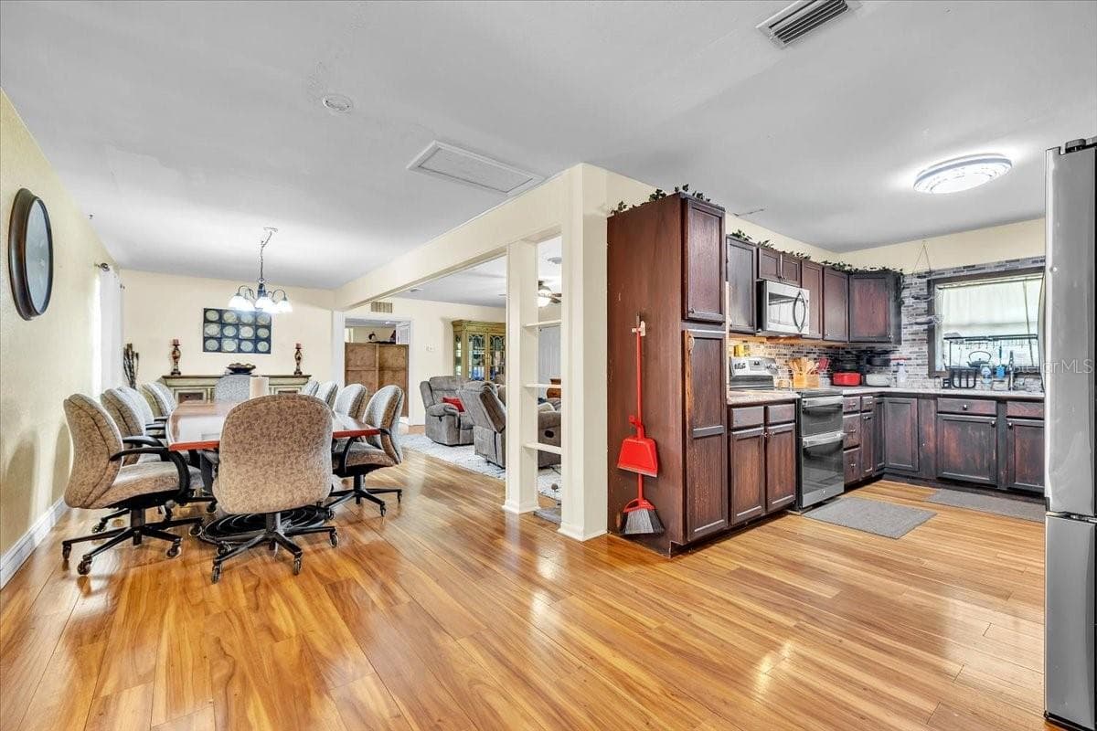 1655 DANIELS DRIVE — photo 12 of 53