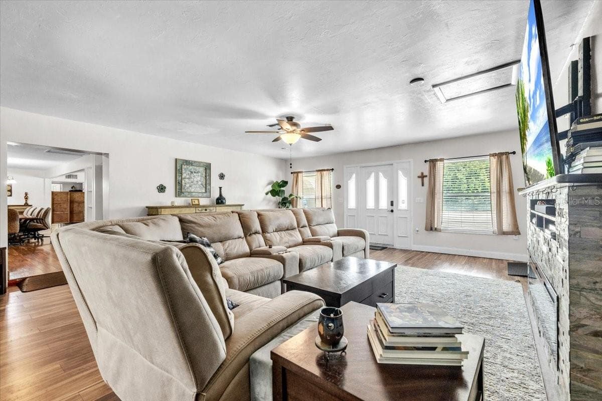1655 DANIELS DRIVE — photo 4 of 53