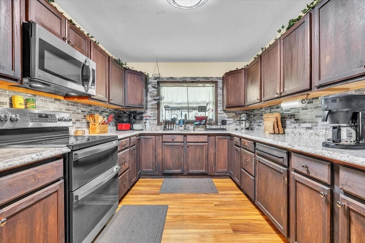 1655 DANIELS DRIVE — photo 10 of 53