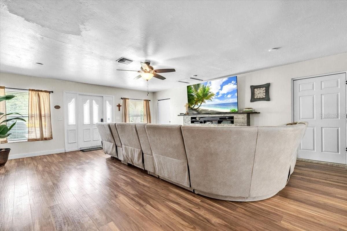 1655 DANIELS DRIVE — photo 8 of 53