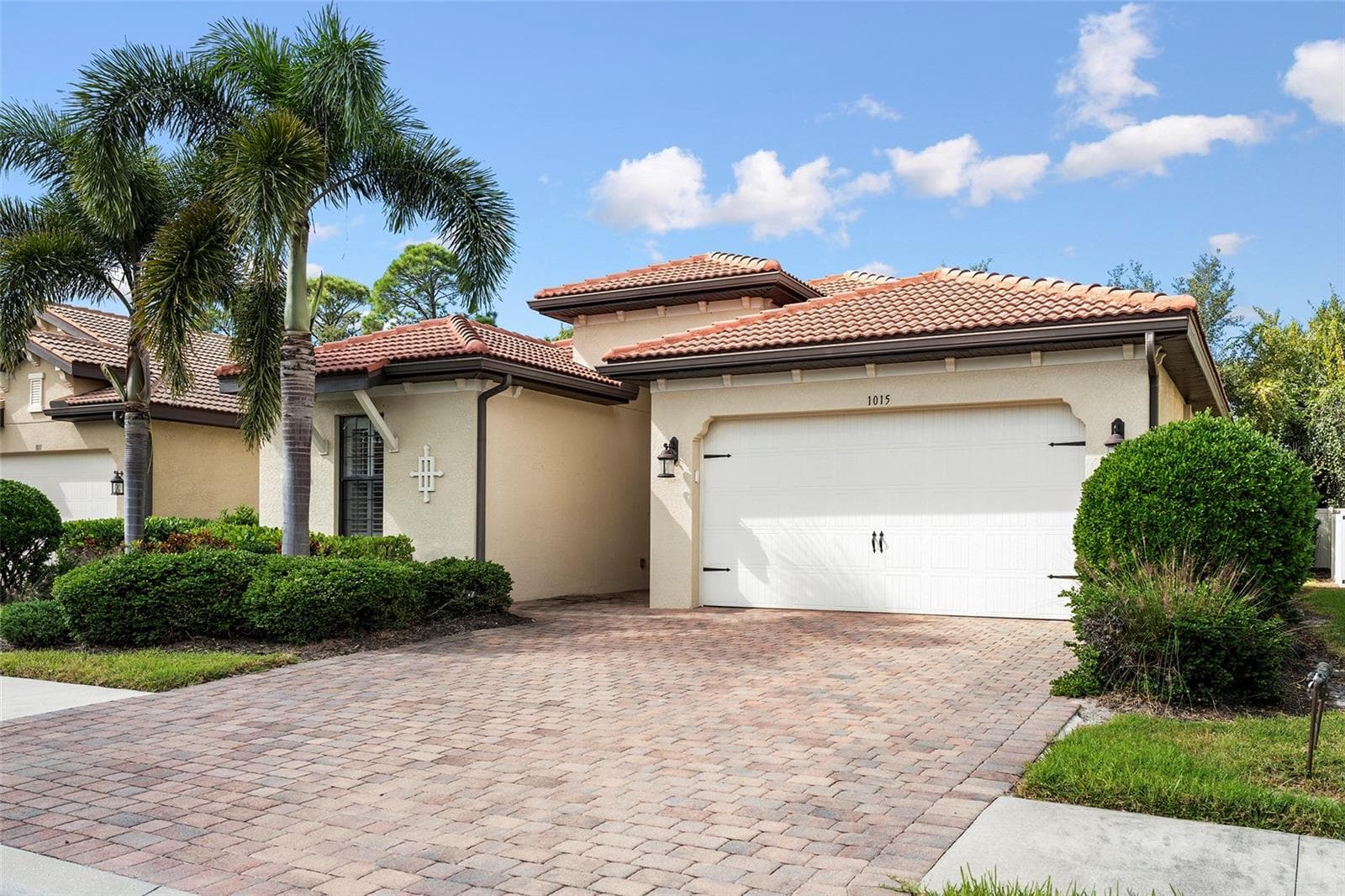 1015 BLUFFWOOD DRIVE — photo 3 of 44