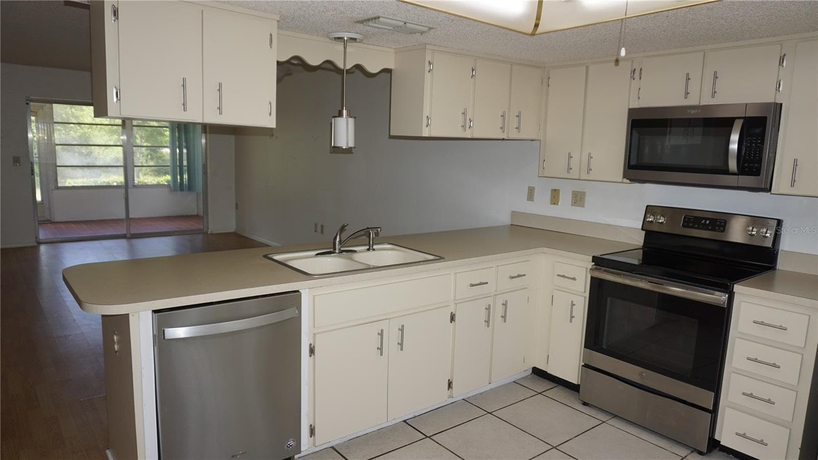12543 DEARBORN DRIVE — photo 4 of 25