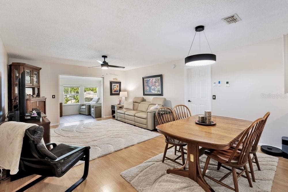 2462 MILL RUN BOULEVARD — photo 4 of 46