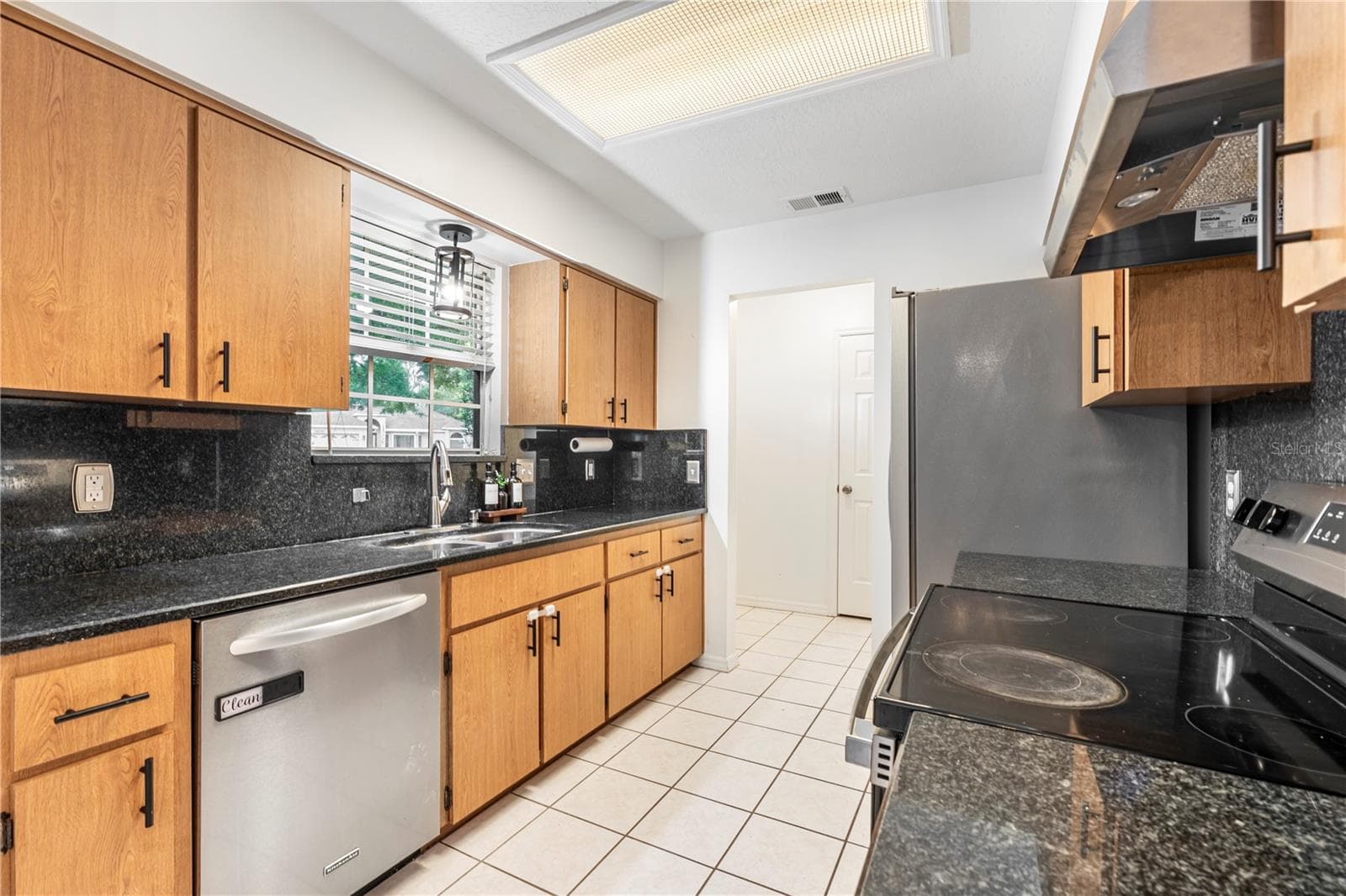 26141 BILTMORE STREET — photo 6 of 32