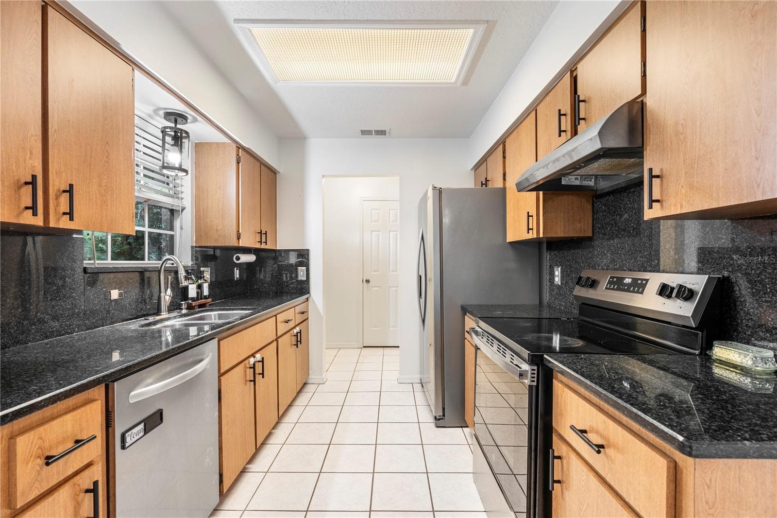 26141 BILTMORE STREET — photo 5 of 32