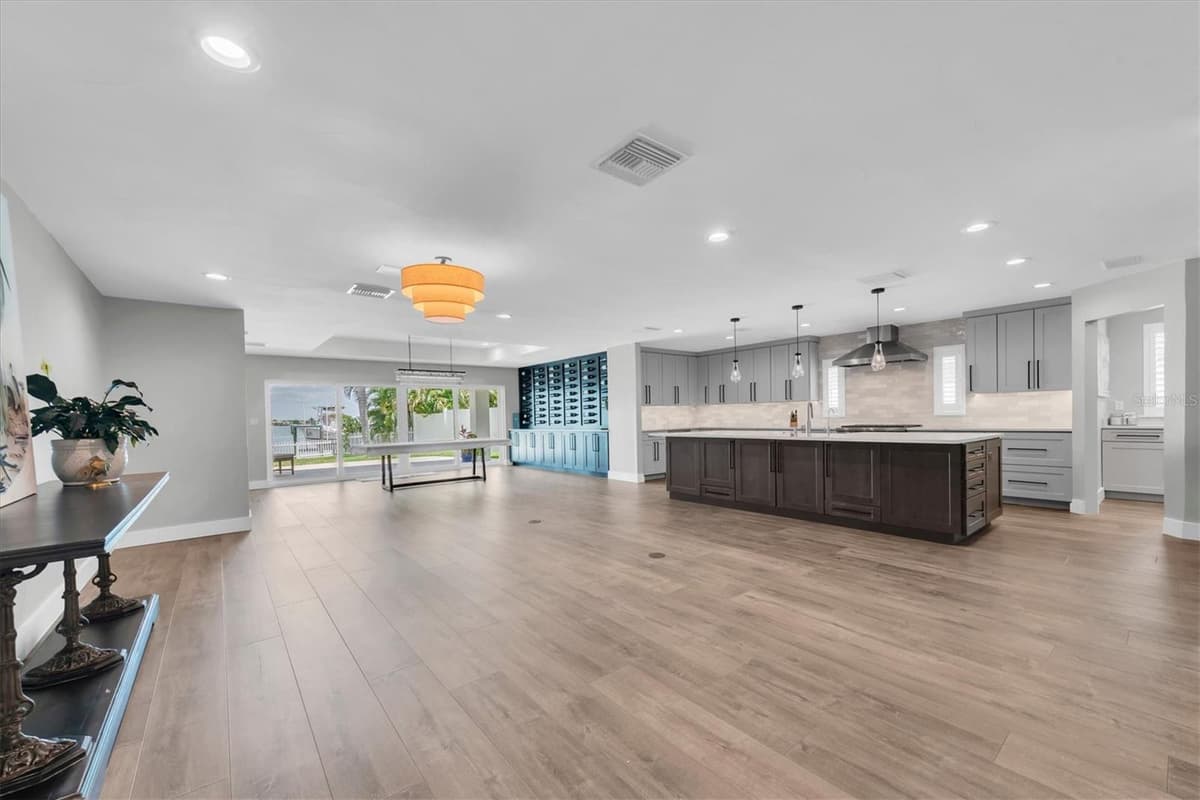 303 BATH CLUB BOULEVARD — photo 4 of 51