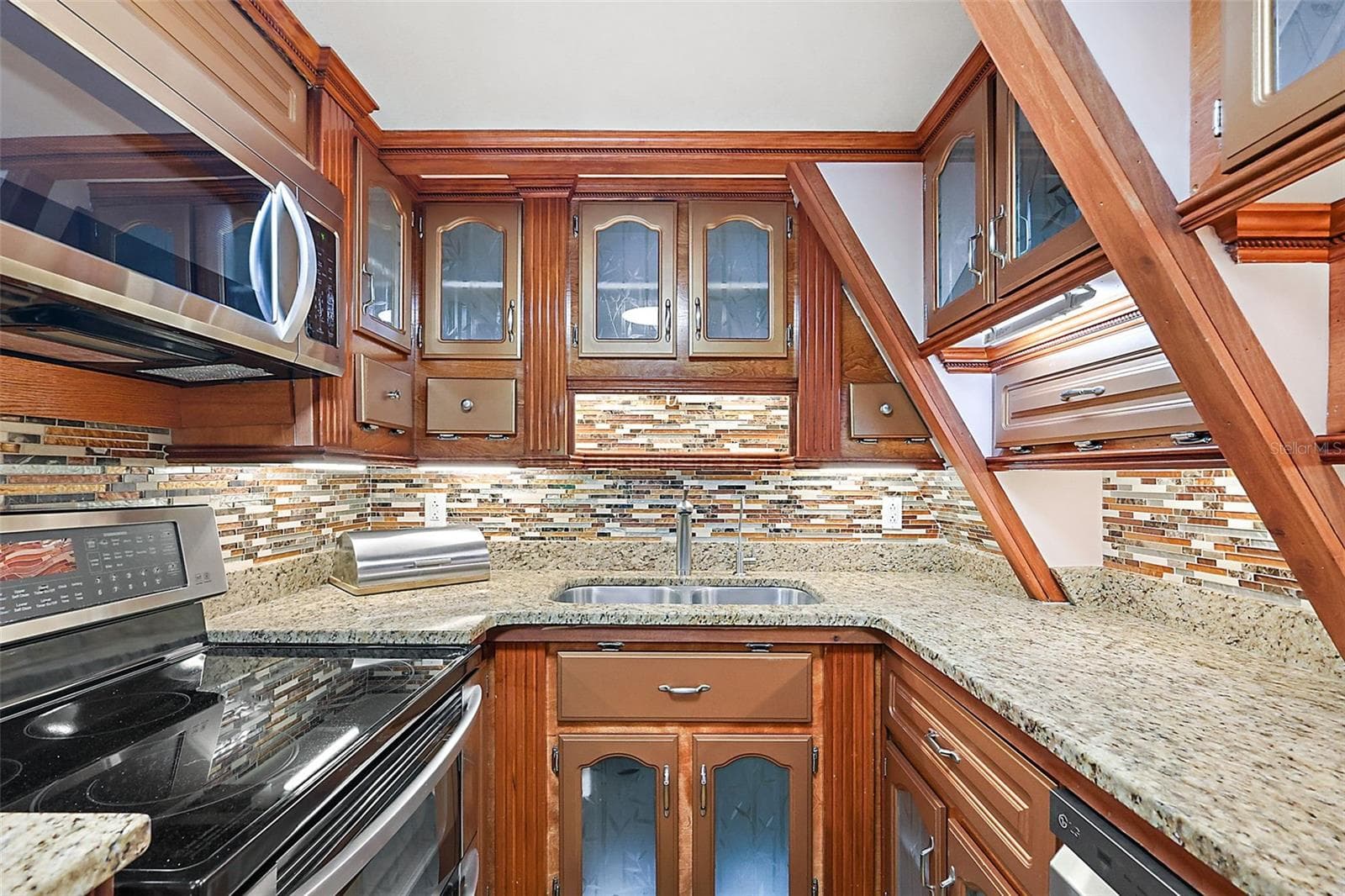 507 LAKESHORE DRIVE — photo 13 of 58