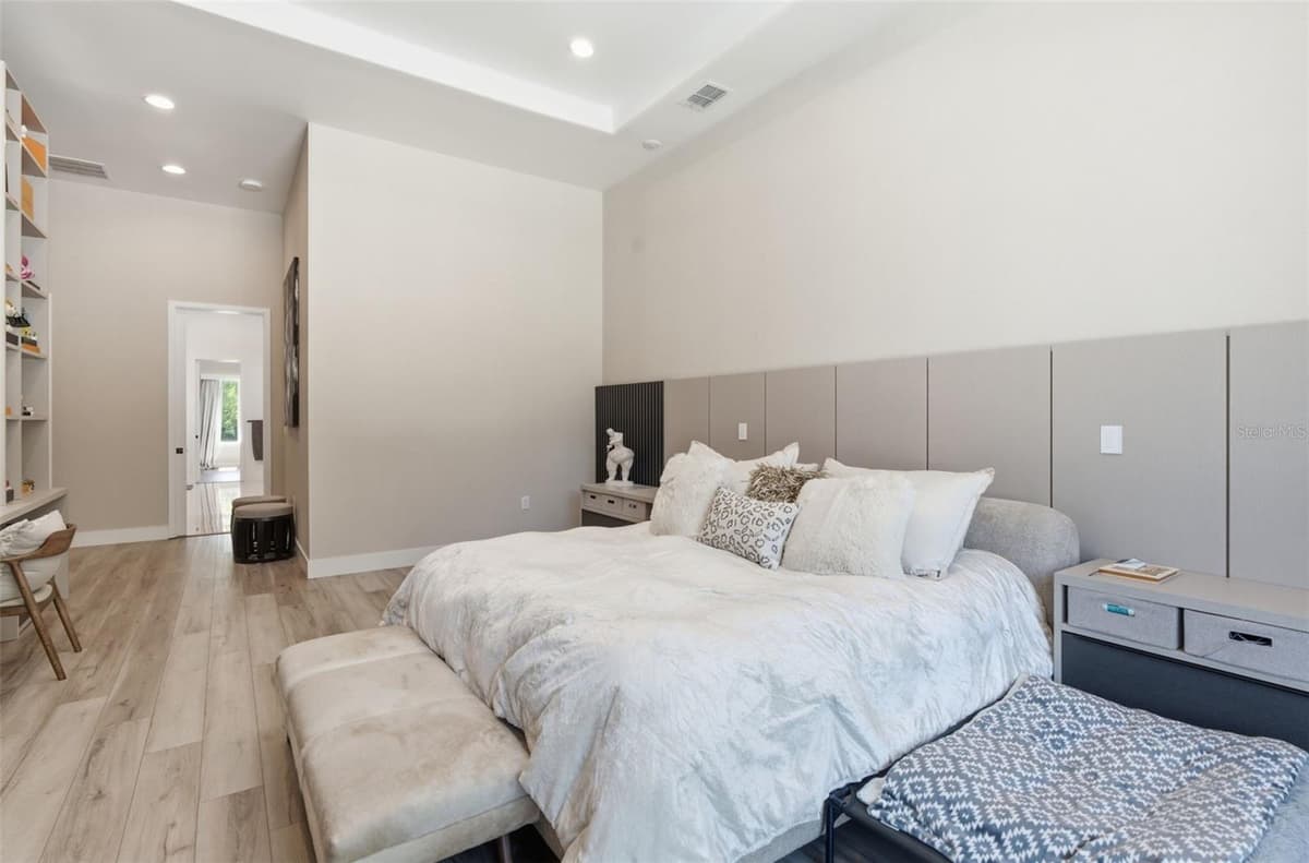 15800 PENDIO DRIVE — photo 39 of 99