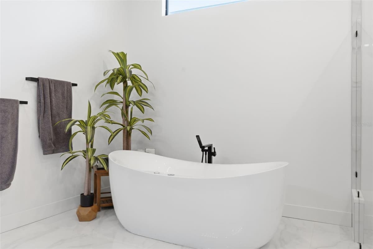 15800 PENDIO DRIVE — photo 49 of 99