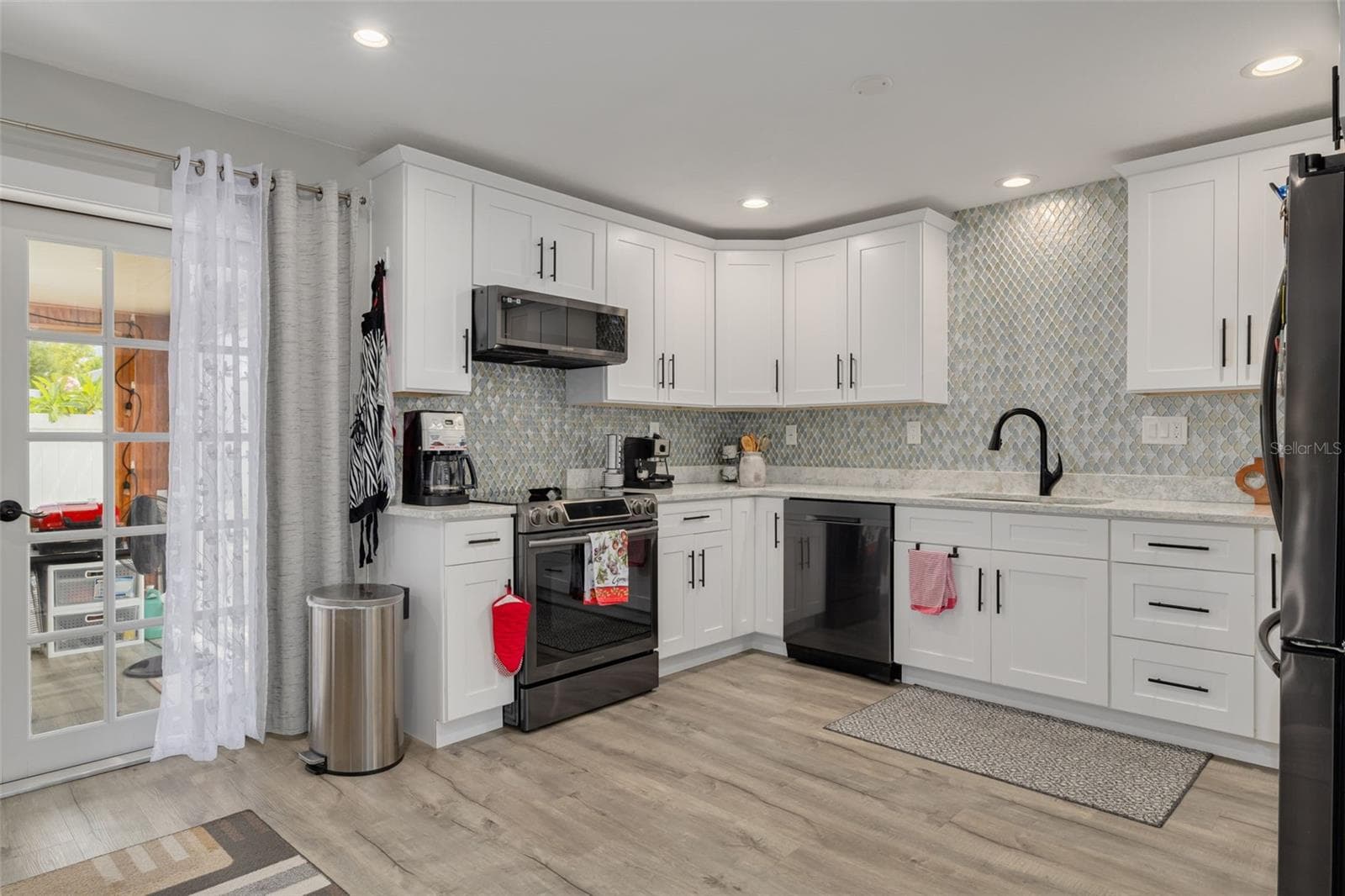 802 MINDY COURT — photo 14 of 37